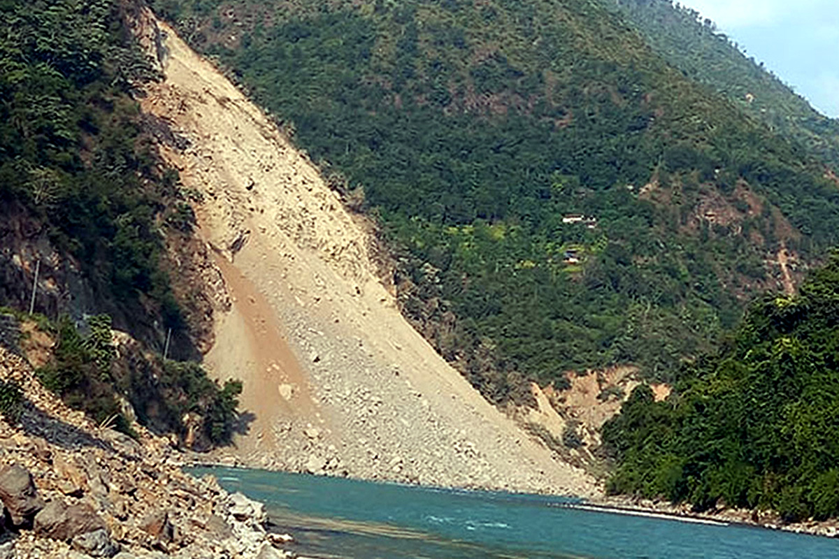 सुक्‍खा पहिरोले दूधकोशी थुनियो, १२ घर जोखिममा